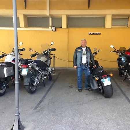 由威酒店 3* 迪亚诺马里纳