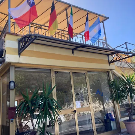 由威酒店 酒店 3*