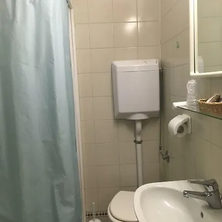 由威酒店 3*